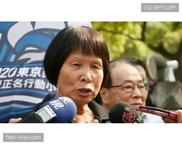 何冰娇训练完随手啃鸡腿的样子，真不像个拿奥运奖牌的人